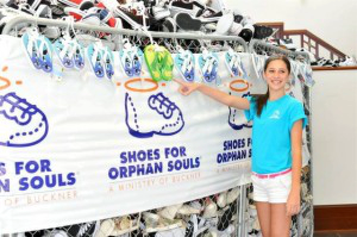 “เมดิสัน โรบินสัน” ต้นตำรับรองเท้ารูปปลา ที่บริจาครองเท้าเพื่อการกุศลมากกว่าหมื่นคู่