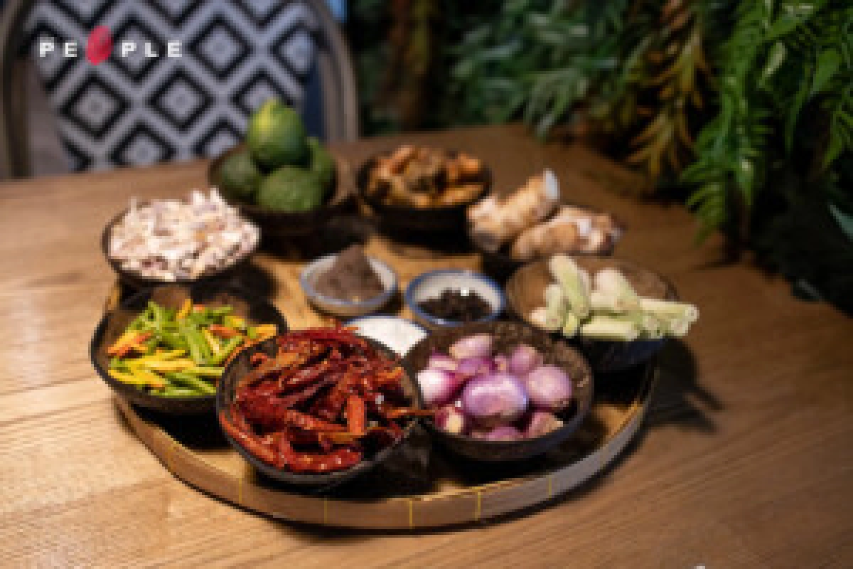 ป๊อป-พิชชากร รามบุตร: เชฟอาหารไทยที่พารสจัดจ้านมาเยือนย่านนาคนิวาส และใส่ใจลงในทุกจานเหมือนทำให้คนที่บ้านกิน