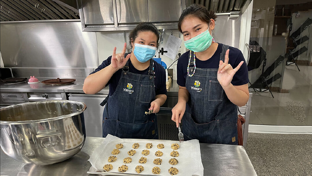 ไอเทมใหม่เอาใจสายเนยนม “คุกกี้ช็อคชิพธัญพืช” โดยบาริสต้าหูหนวก จากยิ้มสู้คาเฟ่