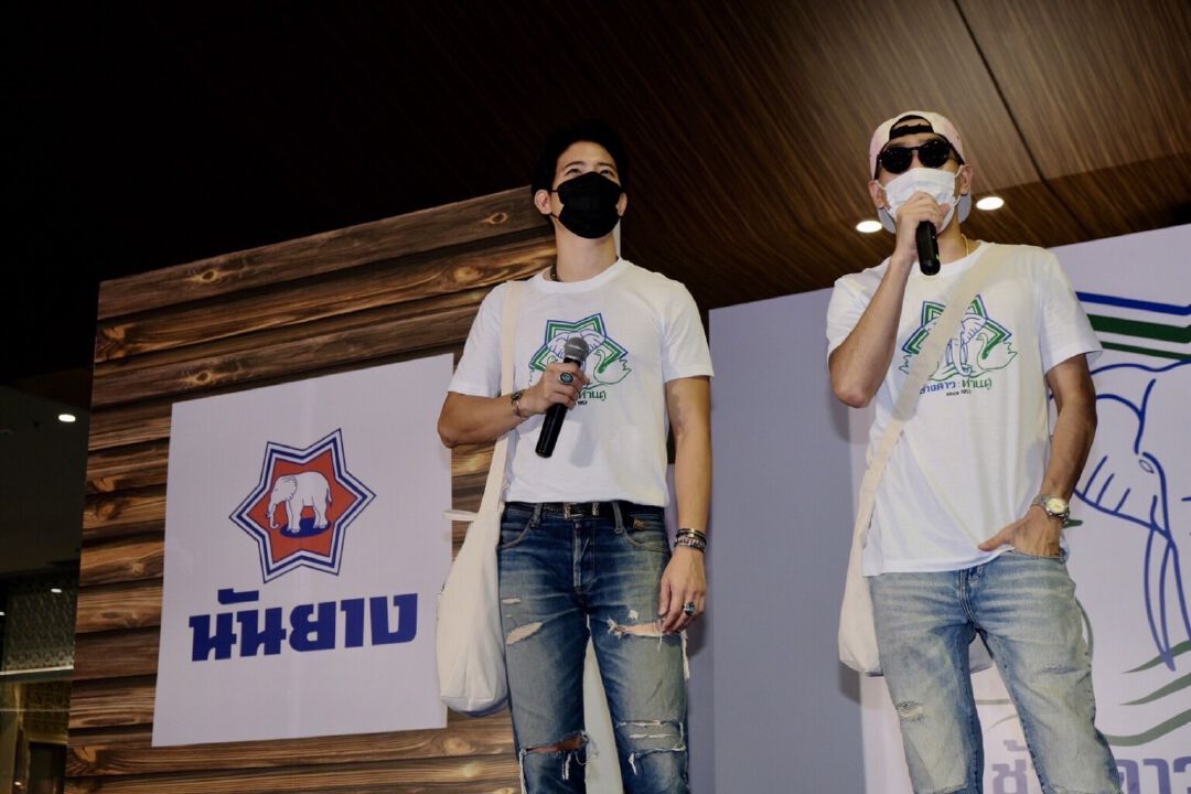 ‘เป้ อารักษ์’ แทคทีม ‘โต้ง ทูพี’ เดินแบบคอลเลคชั่นพิเศษ ‘ช้างดาว : ห่านคู่ Legendary Edition’ ครั้งแรกในรอบ 69 ปีที่ 2 แบรนด์ผลิตเอาใจแฟนพันธุ์แท้ 10,000 ชุดเท่านั้น