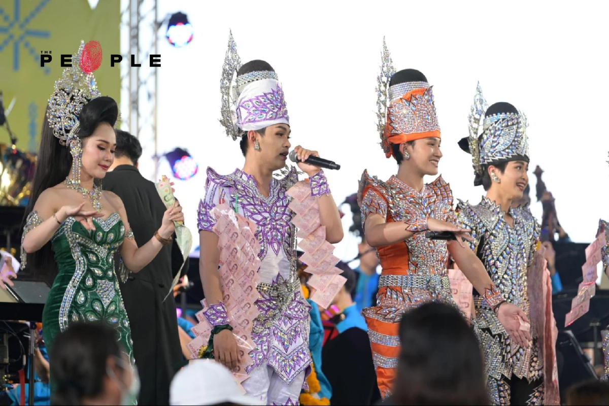 ม่วนซื่น ซิมโฟนี : คอนเสิร์ตใต้สะพานพระราม 8 ที่ทลายพรมแดนทางดนตรีด้วยการจับดนตรี ‘คลาสสิก’ มาเจอกับ ‘หมอลำ’