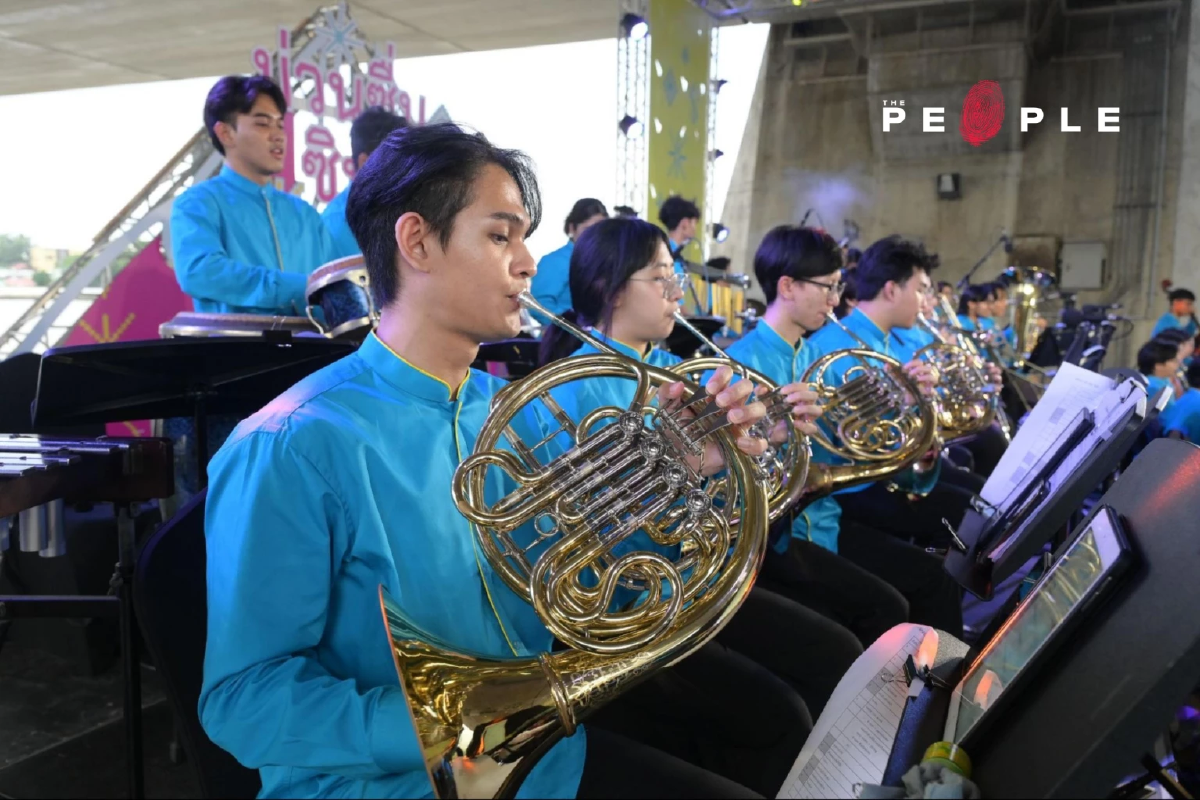ม่วนซื่น ซิมโฟนี : คอนเสิร์ตใต้สะพานพระราม 8 ที่ทลายพรมแดนทางดนตรีด้วยการจับดนตรี ‘คลาสสิก’ มาเจอกับ ‘หมอลำ’