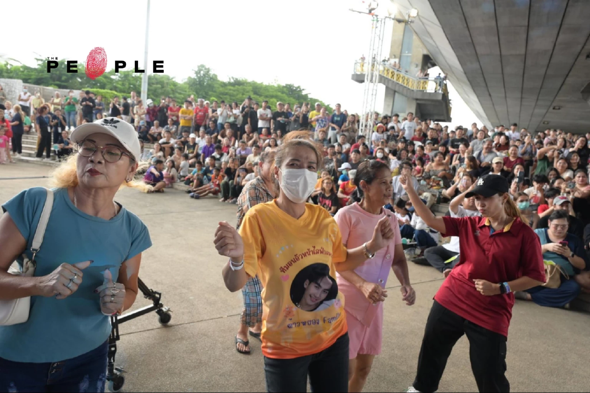 ม่วนซื่น ซิมโฟนี : คอนเสิร์ตใต้สะพานพระราม 8 ที่ทลายพรมแดนทางดนตรีด้วยการจับดนตรี ‘คลาสสิก’ มาเจอกับ ‘หมอลำ’
