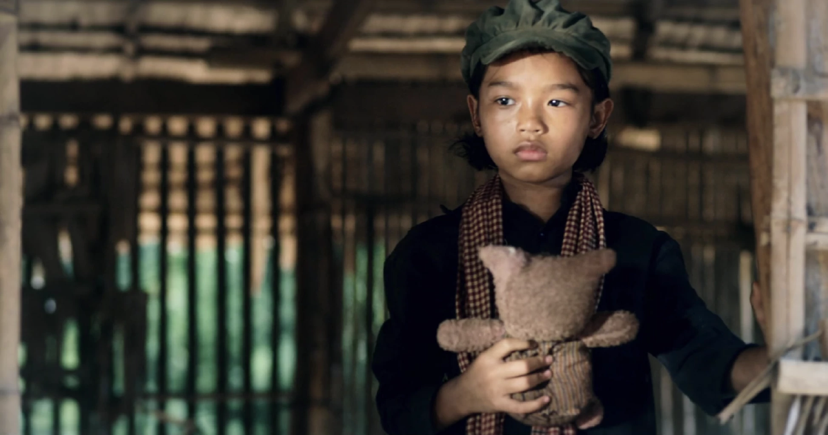 สงครามจบ…แต่ความรุนแรงอาจไม่จบในหัวใจเด็ก ถอดรหัสหนัง First They Killed My Father ‘เมื่อพ่อของฉันถูกฆ่า’