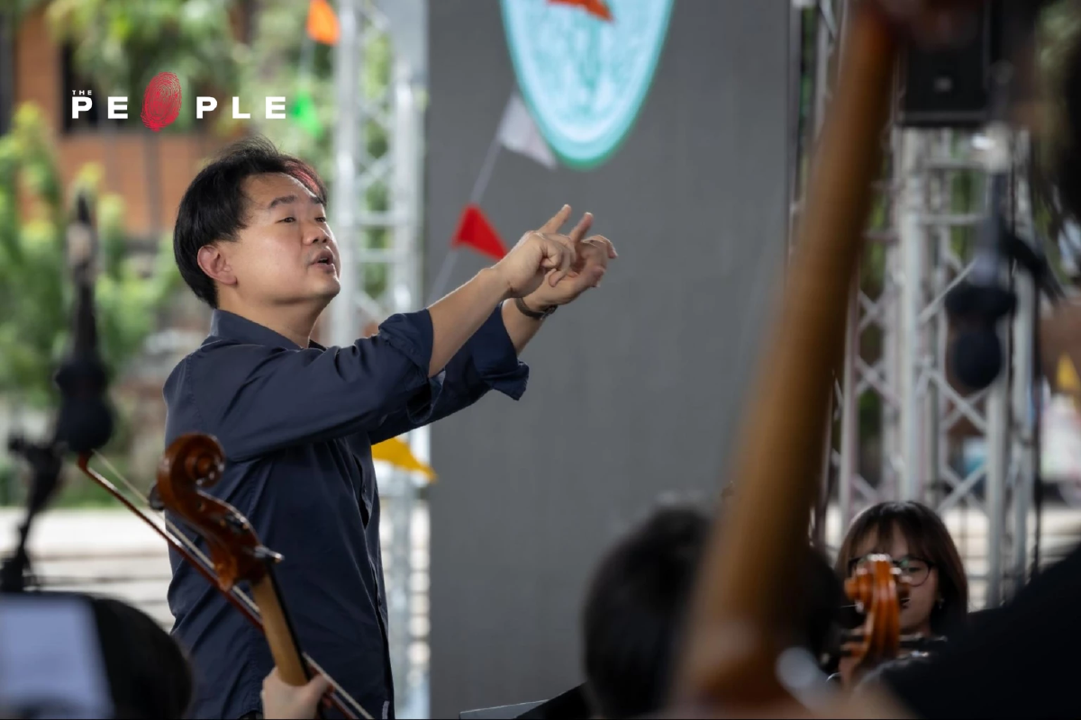 ม่วนซื่น ซิมโฟนี : คอนเสิร์ตใต้สะพานพระราม 8 ที่ทลายพรมแดนทางดนตรีด้วยการจับดนตรี ‘คลาสสิก’ มาเจอกับ ‘หมอลำ’