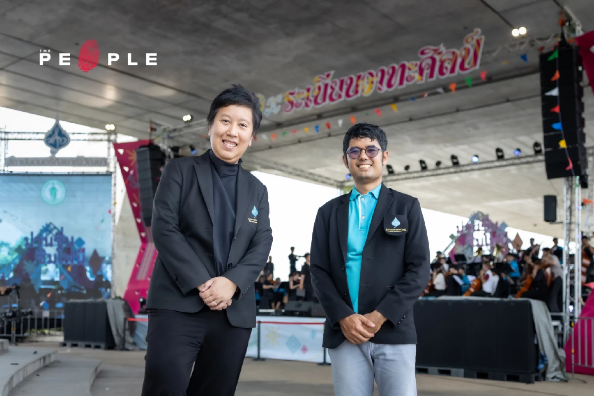 ม่วนซื่น ซิมโฟนี : คอนเสิร์ตใต้สะพานพระราม 8 ที่ทลายพรมแดนทางดนตรีด้วยการจับดนตรี ‘คลาสสิก’ มาเจอกับ ‘หมอลำ’