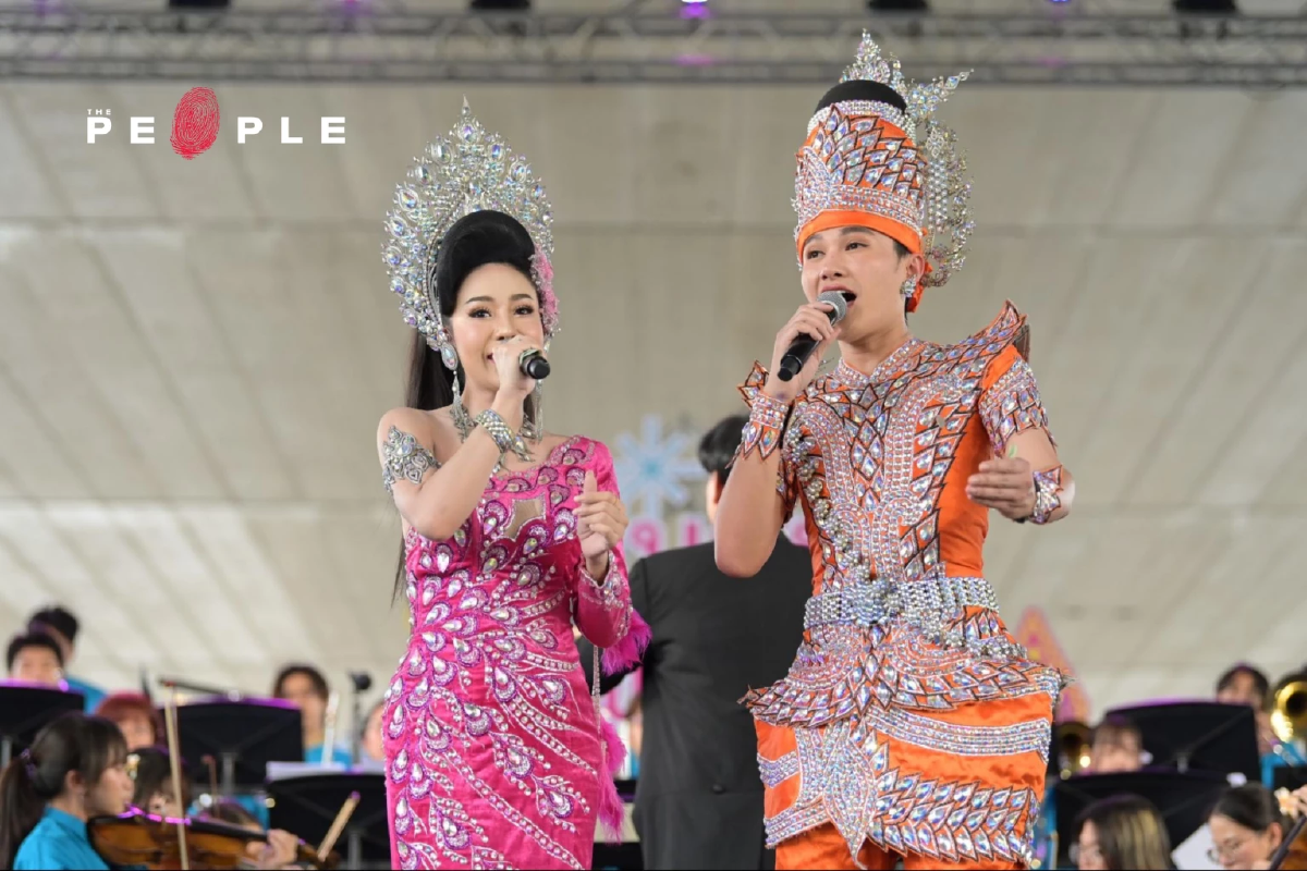 ม่วนซื่น ซิมโฟนี : คอนเสิร์ตใต้สะพานพระราม 8 ที่ทลายพรมแดนทางดนตรีด้วยการจับดนตรี ‘คลาสสิก’ มาเจอกับ ‘หมอลำ’