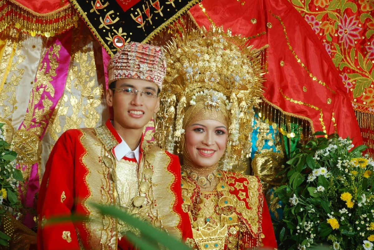 ‘ผู้หญิง’ ในโลกของ ‘ผู้ชาย’ จากการนับสายเลือดถึงคุณค่าความบริสุทธิ์ กับ ธเนศ วงศ์ยานนาวา