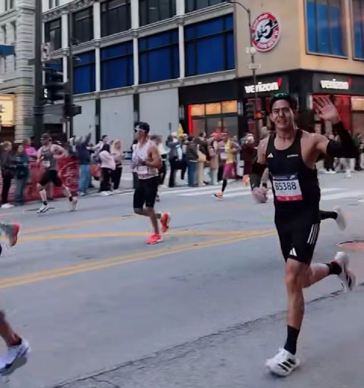 “เต้ย พงศกร” มาเหนือ!!! ทำลายสถิติการวิ่งของตัวเองใน เมเจอร์ “Chicago Marathon 2025” สำเร็จ