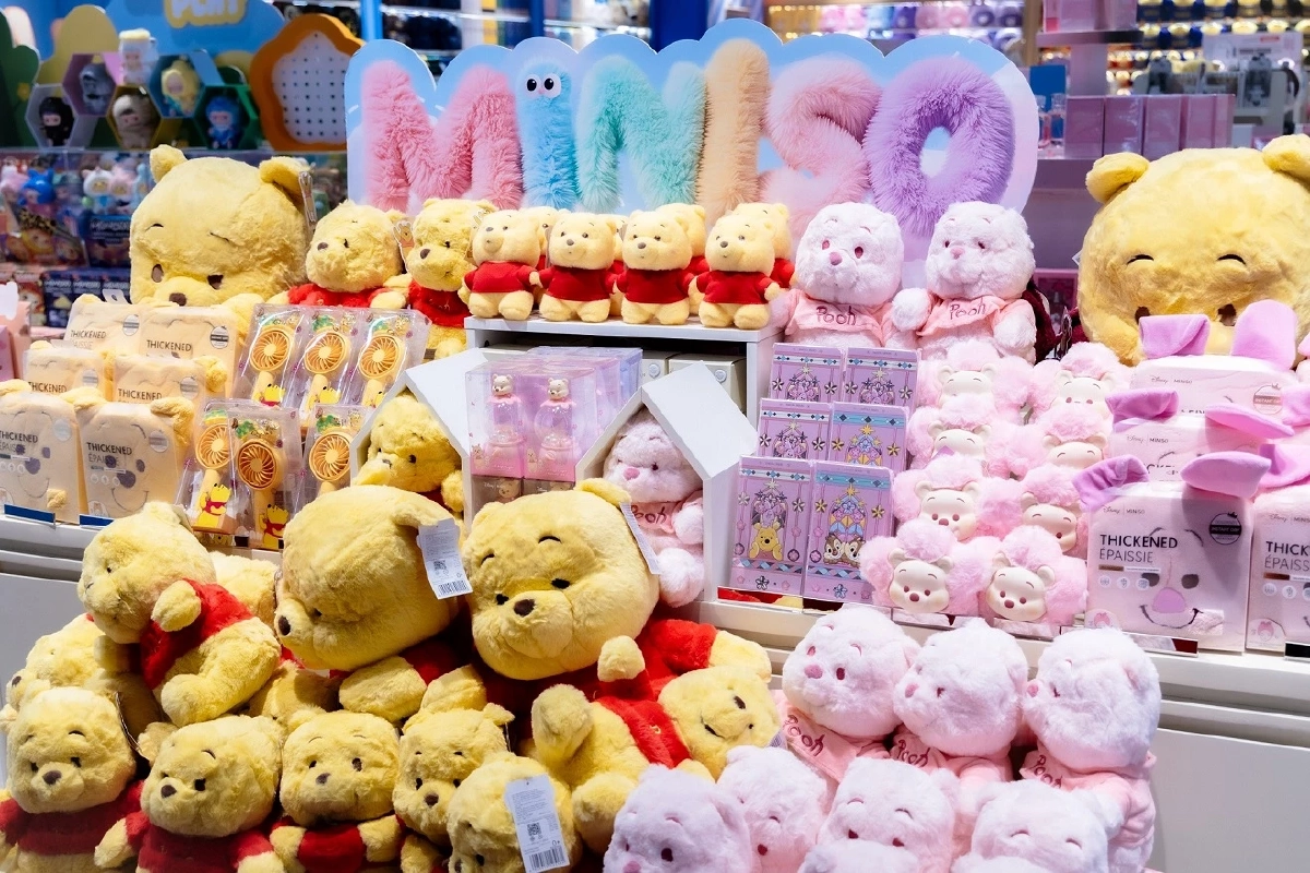 MINISO จัด Grand Opening สุดยิ่งใหญ่ที่ ICONSIAM! \"จั๋ง-เน PERSES\" ปล่อยเสน่ห์ทำใจฟู