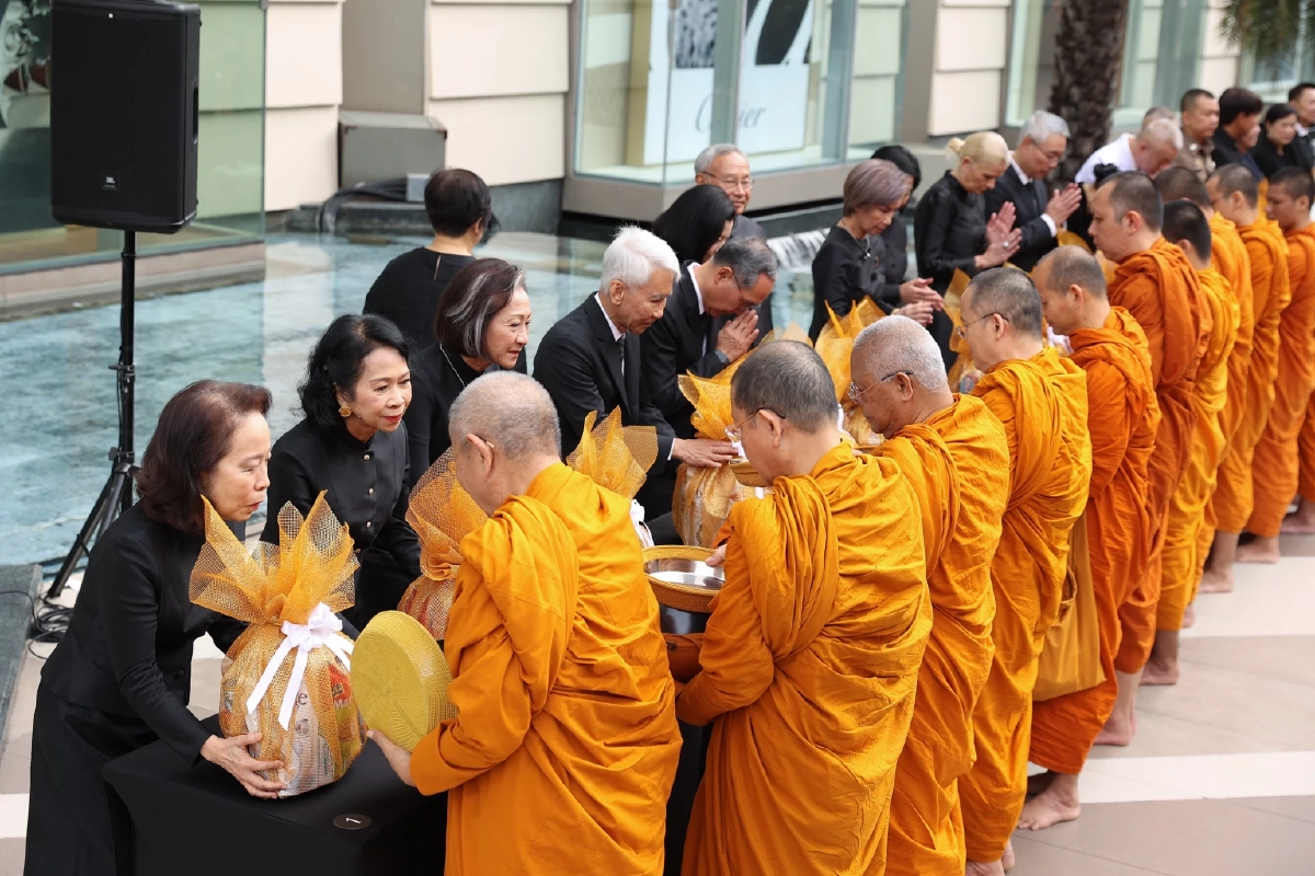 กลุ่มบริษัทสยามพิวรรธน์ พร้อมพันธมิตร และประชาชน ร่วมตักบาตรพระสงฆ์ 93 รูป อุทิศถวายพระราชกุศลและน้อมถวายความอาลัยสมเด็จฯ พระบรมราชชนนีพันปีหลวง เสด็จสวรรคตครบสัตตมวาร