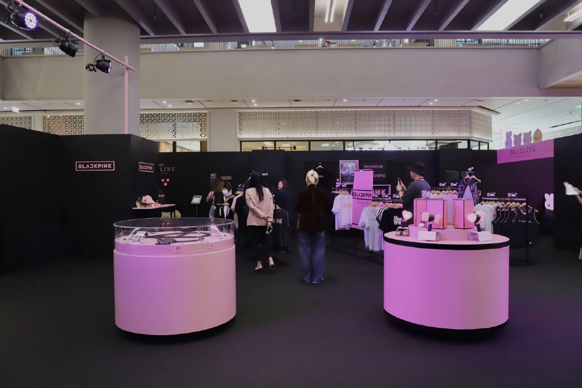 BLACKPINK ฉลองปรากฏการณ์ 3 สเตเดี้ยมโชว์ที่กรุงเทพฯ เปิดตัว Pop-Up Store พร้อมจำหน่ายสินค้าที่ระลึกสุดเอ็กซ์คลูซีฟ