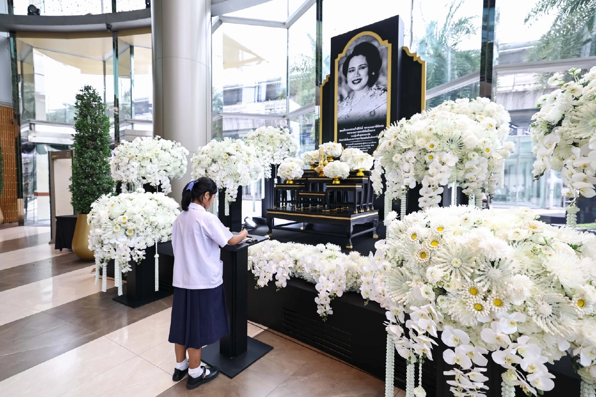 กลุ่มบริษัทสยามพิวรรธน์ พร้อมพันธมิตร และประชาชน ร่วมตักบาตรพระสงฆ์ 93 รูป อุทิศถวายพระราชกุศลและน้อมถวายความอาลัยสมเด็จฯ พระบรมราชชนนีพันปีหลวง เสด็จสวรรคตครบสัตตมวาร