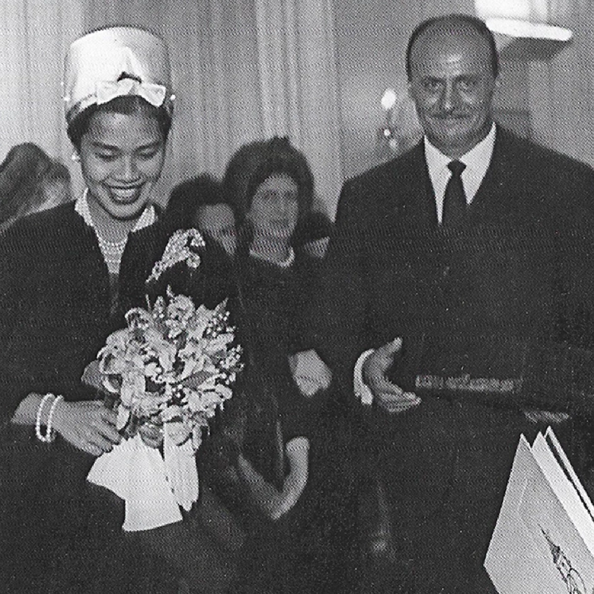 ปิแอร์ บัลแมง : ดีไซเนอร์คู่บารมีพระพันปีหลวงที่เข้าใจความงามของ ‘สตรีไทย’