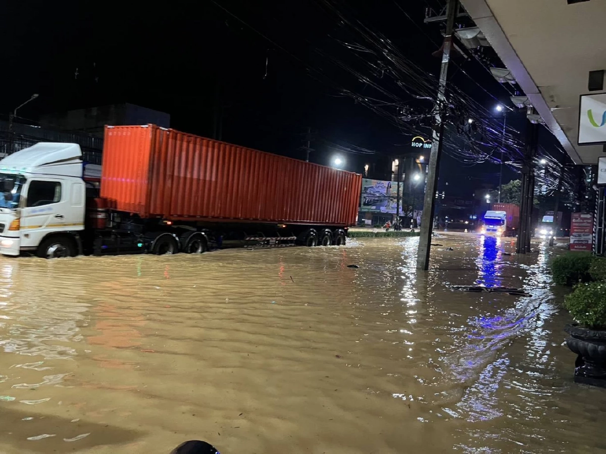 เซฟ เดอะ ชิลเดรนเผย น้ำท่วมใต้กระทบเด็กเกือบ 400,000 คน เสียชีวิตแล้วอย่างน้อย 7 ราย เรียกร้องทุกภาคส่วนเร่งคุ้มครองเด็ก