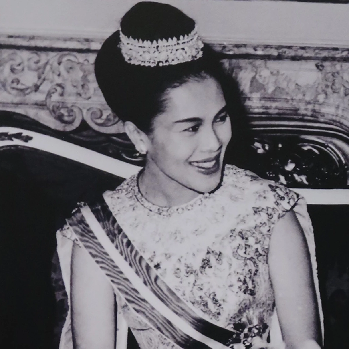 ปิแอร์ บัลแมง : ดีไซเนอร์คู่บารมีพระพันปีหลวงที่เข้าใจความงามของ ‘สตรีไทย’