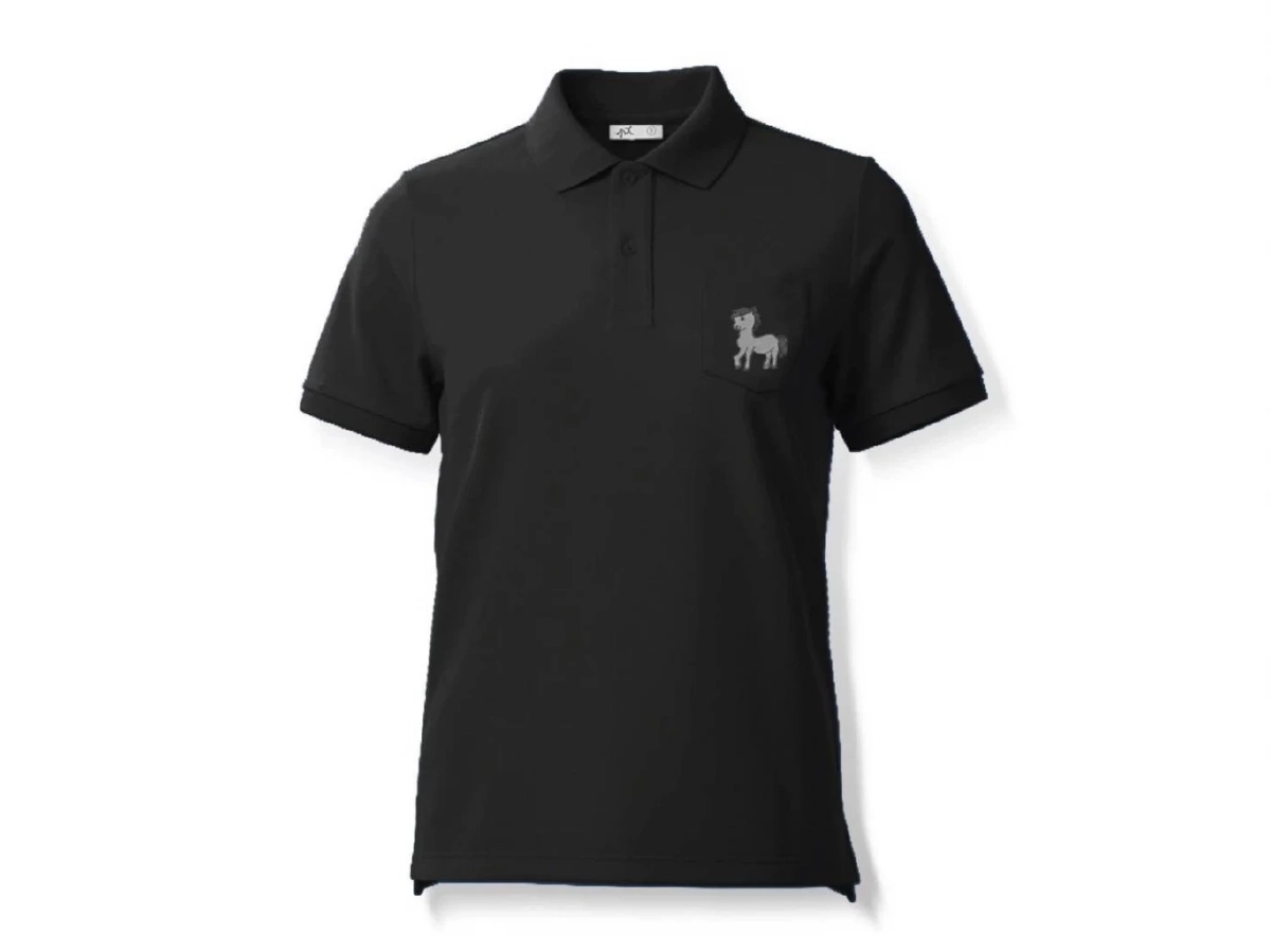 ร้านภูฟ้าอัญเชิญภาพวาดฝีพระหัตถ์ \"ปีม้าน่ารัก\" จัดทำเสื้อคอลเลคชั่นพิเศษ “โปโลสีดำนิลภัทร” ร่วมถวายอาลัยสมเด็จพระบรมราชชนนีพันปีหลวง