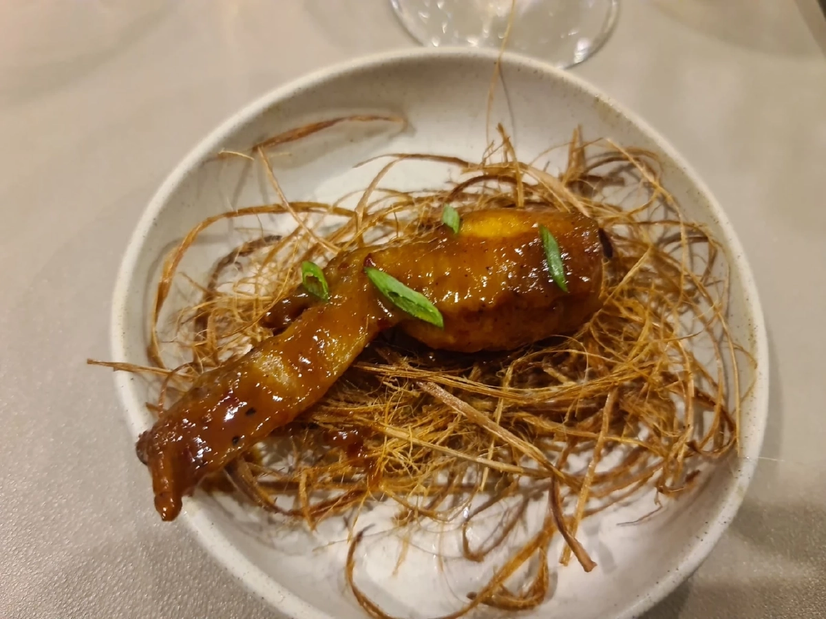 บทสนทนาระหว่างรส ไวน์จากโลกกว้างในครัวใต้ ‘บ้านดาหลา’