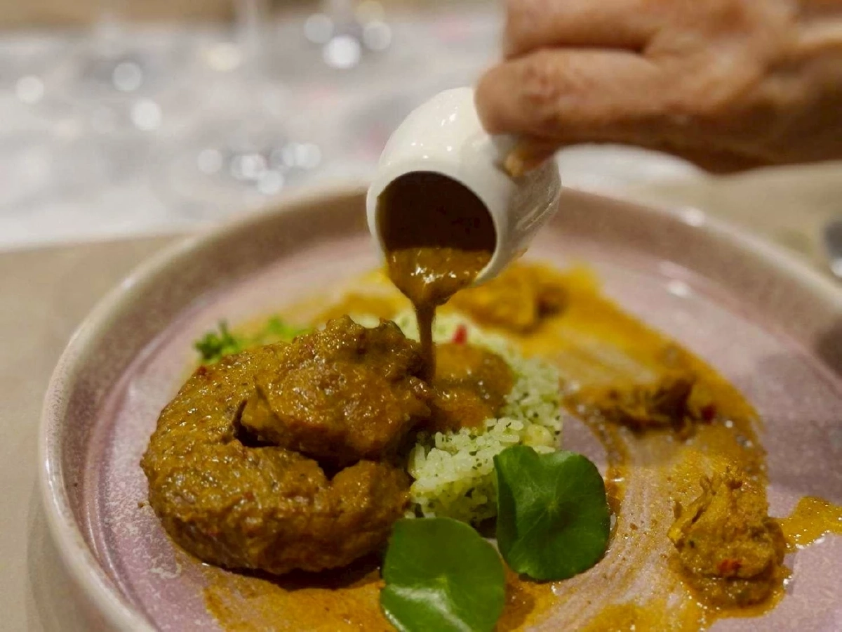 บทสนทนาระหว่างรส ไวน์จากโลกกว้างในครัวใต้ ‘บ้านดาหลา’