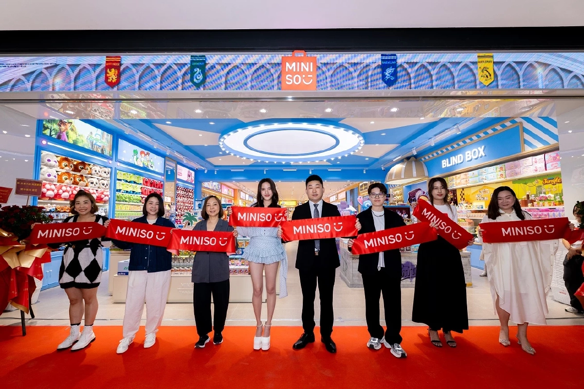 ฟรีน สโรชา สุดตื่นเต้น! MINISO Flagship Store พลิกนนทบุรีเป็น \'อาณาจักรของสะสม\' บรรยากาศแฟนคลับคึกคักตั้งแต่เปิดประตู