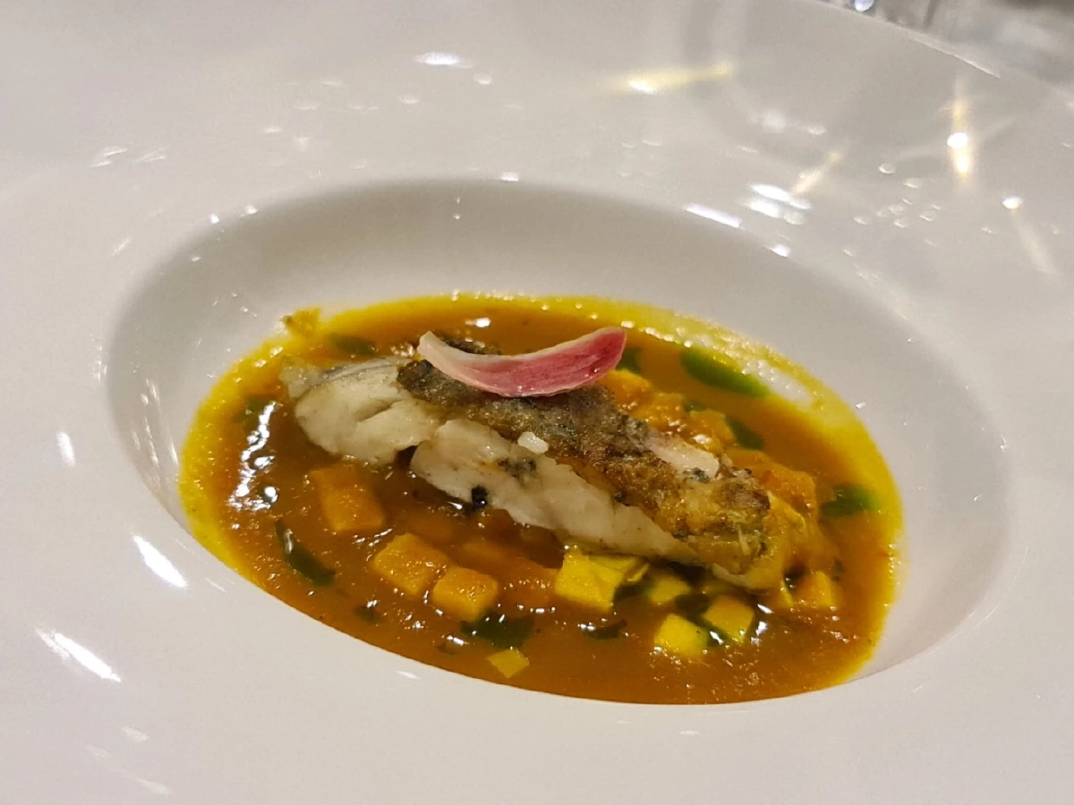 บทสนทนาระหว่างรส ไวน์จากโลกกว้างในครัวใต้ ‘บ้านดาหลา’