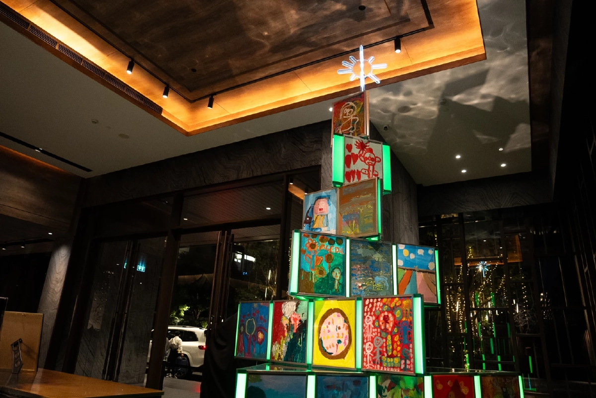 \"Extra Happiness Christmas Tree”  ต้นคริสต์มาสแห่งความสมดุลและเท่าเทียม จากปลายพู่กัน 50 ศิลปินดาวน์ซินโดรม