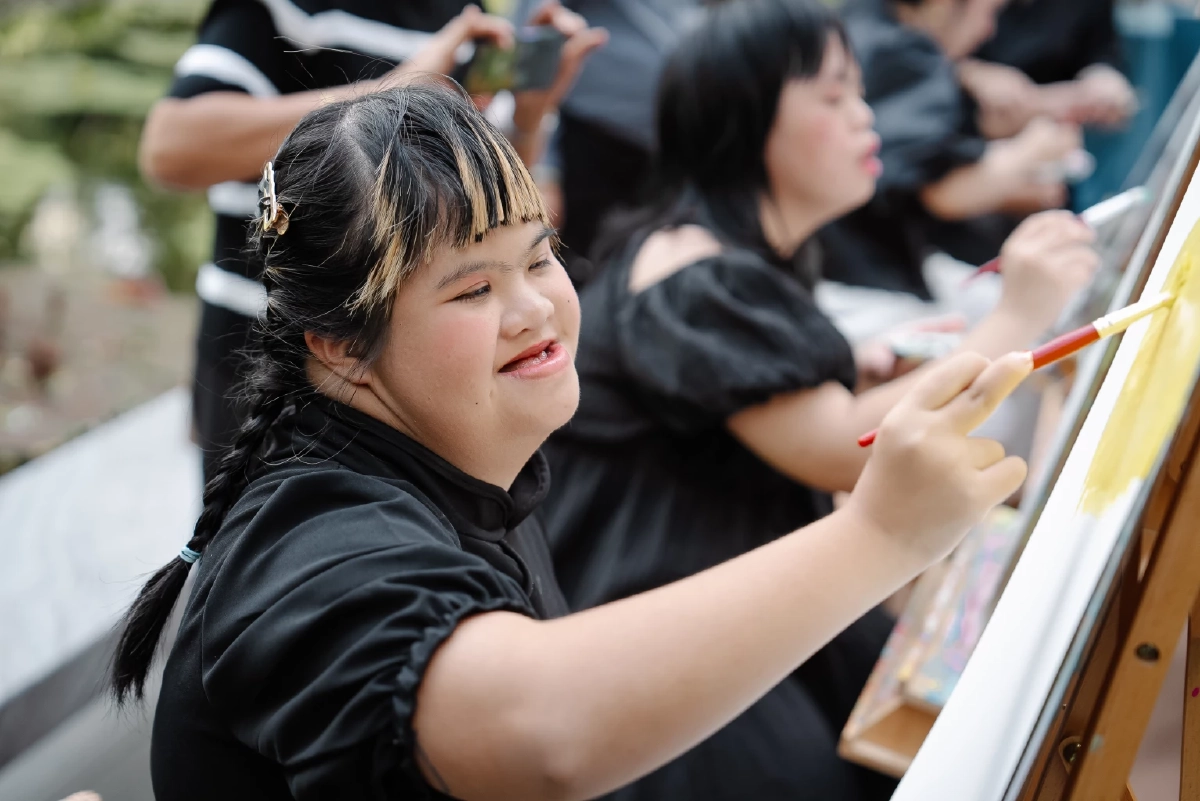 \"Extra Happiness Christmas Tree”  ต้นคริสต์มาสแห่งความสมดุลและเท่าเทียม จากปลายพู่กัน 50 ศิลปินดาวน์ซินโดรม