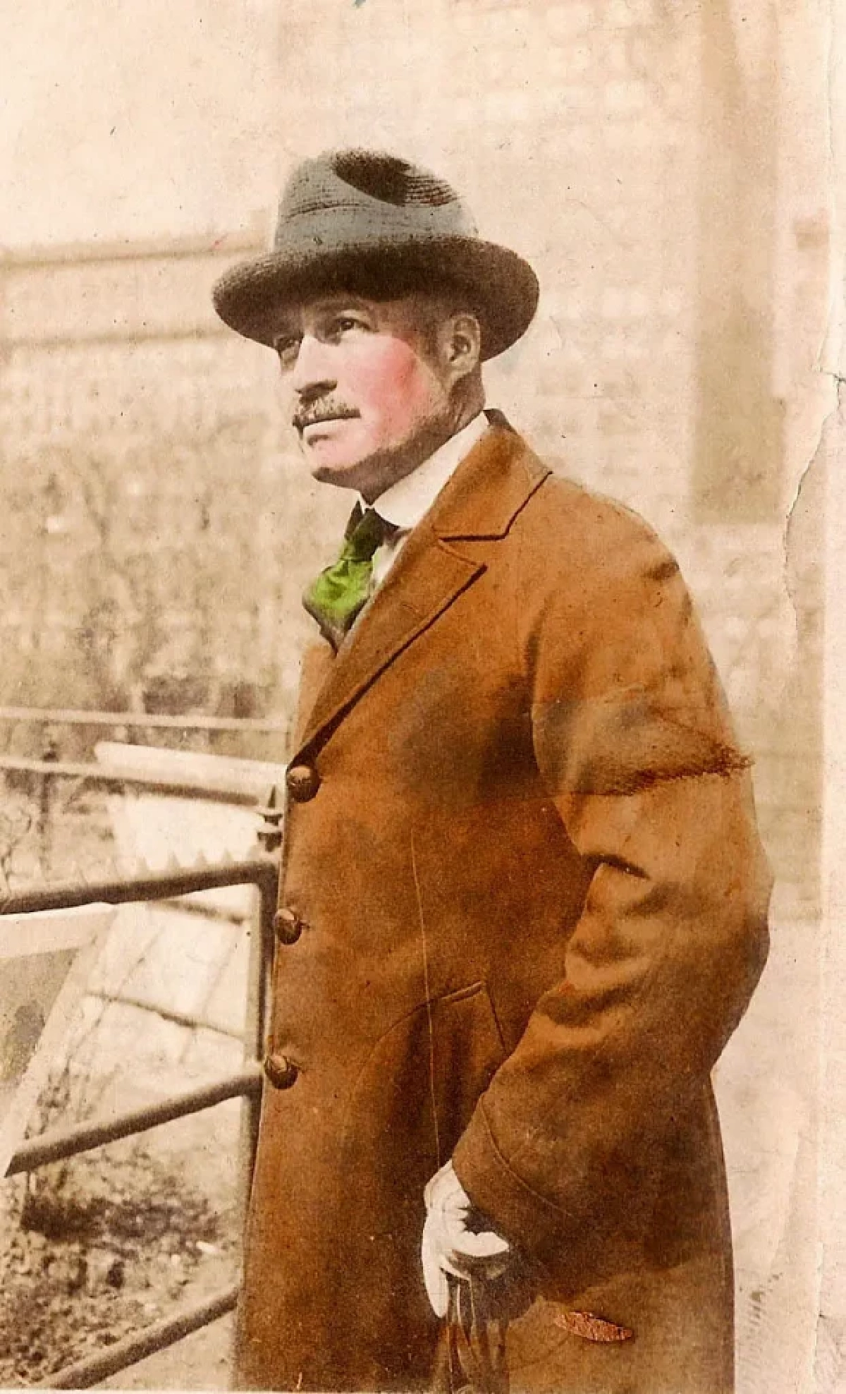 จอห์น ดูวัล กลัคก์ จูเนียร์: นักต้มตุ๋นผู้ใช้ภาพลักษณ์ของ ‘ซานตาคลอส’ ยักยอกเงินบริจาค