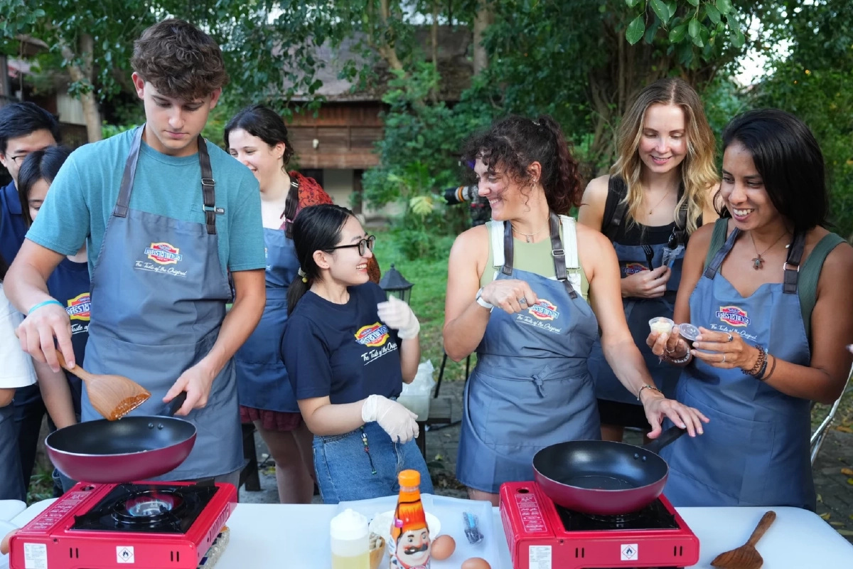 ซอสพริกศรีราชาพานิช x The Yard Hostel เชียงใหม่ ชวน นทท. สัมผัสเสน่ห์อาหารไทย