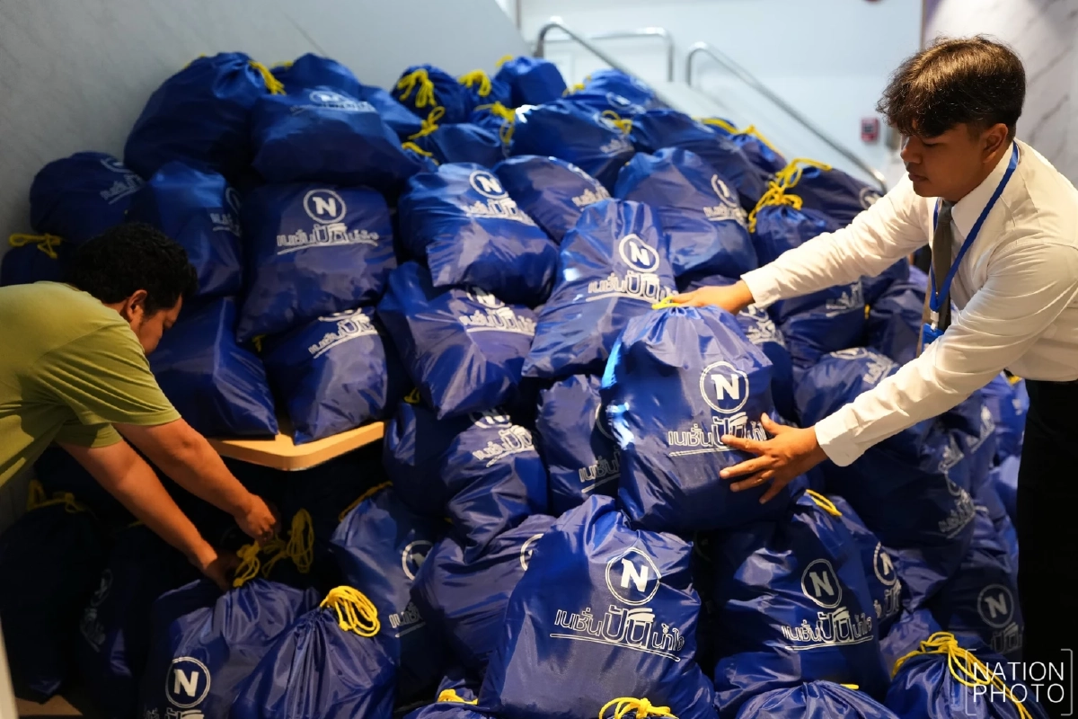 พนักงานเครือเนชั่น เร่งแพ็คถุงยังชีพนับ 1,000 ชุด ส่งต่อธารน้ำใจ สู่มือพี่น้องผู้ประสบอุทกภัยภาคใต้