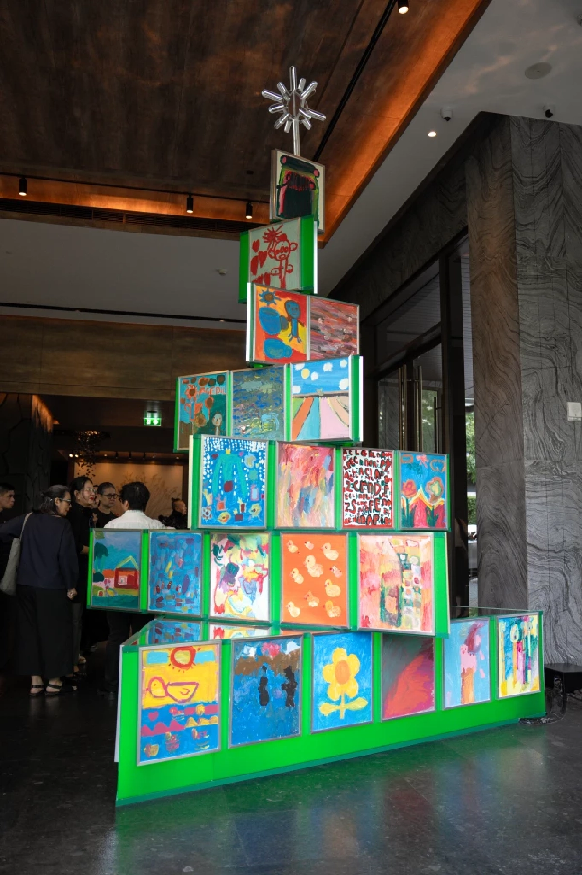 \"Extra Happiness Christmas Tree”  ต้นคริสต์มาสแห่งความสมดุลและเท่าเทียม จากปลายพู่กัน 50 ศิลปินดาวน์ซินโดรม