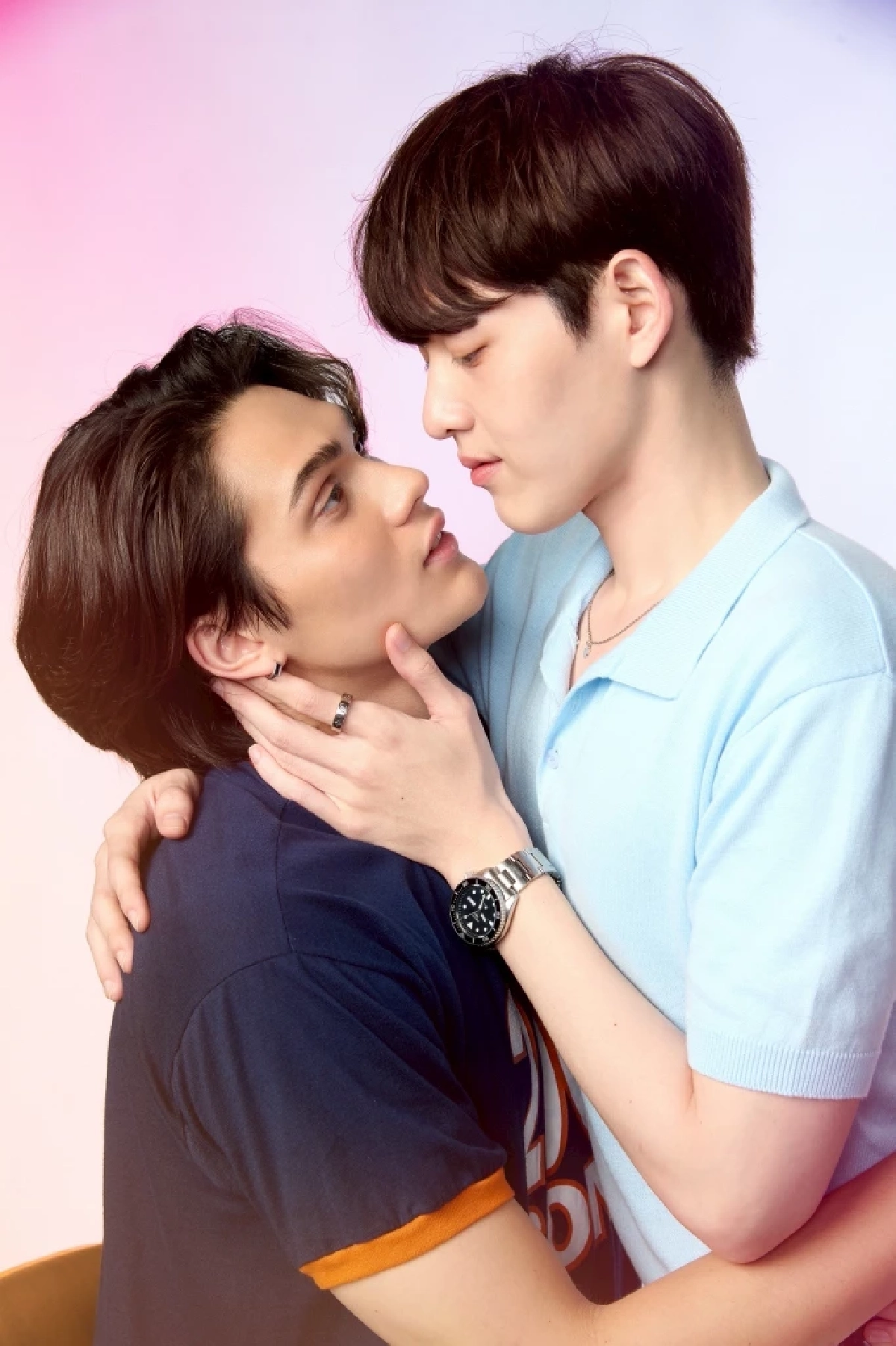 เปิดภาพฟิตติ้งซีรีส์วายเรื่องใหม่ \'Love Alert มีคำเตือนโปรดระมัดระวัง\' เจมส์ กาด แมทธิว แฟ้ม พร้อมแจ้งเตือน เคมีสุดฟิน