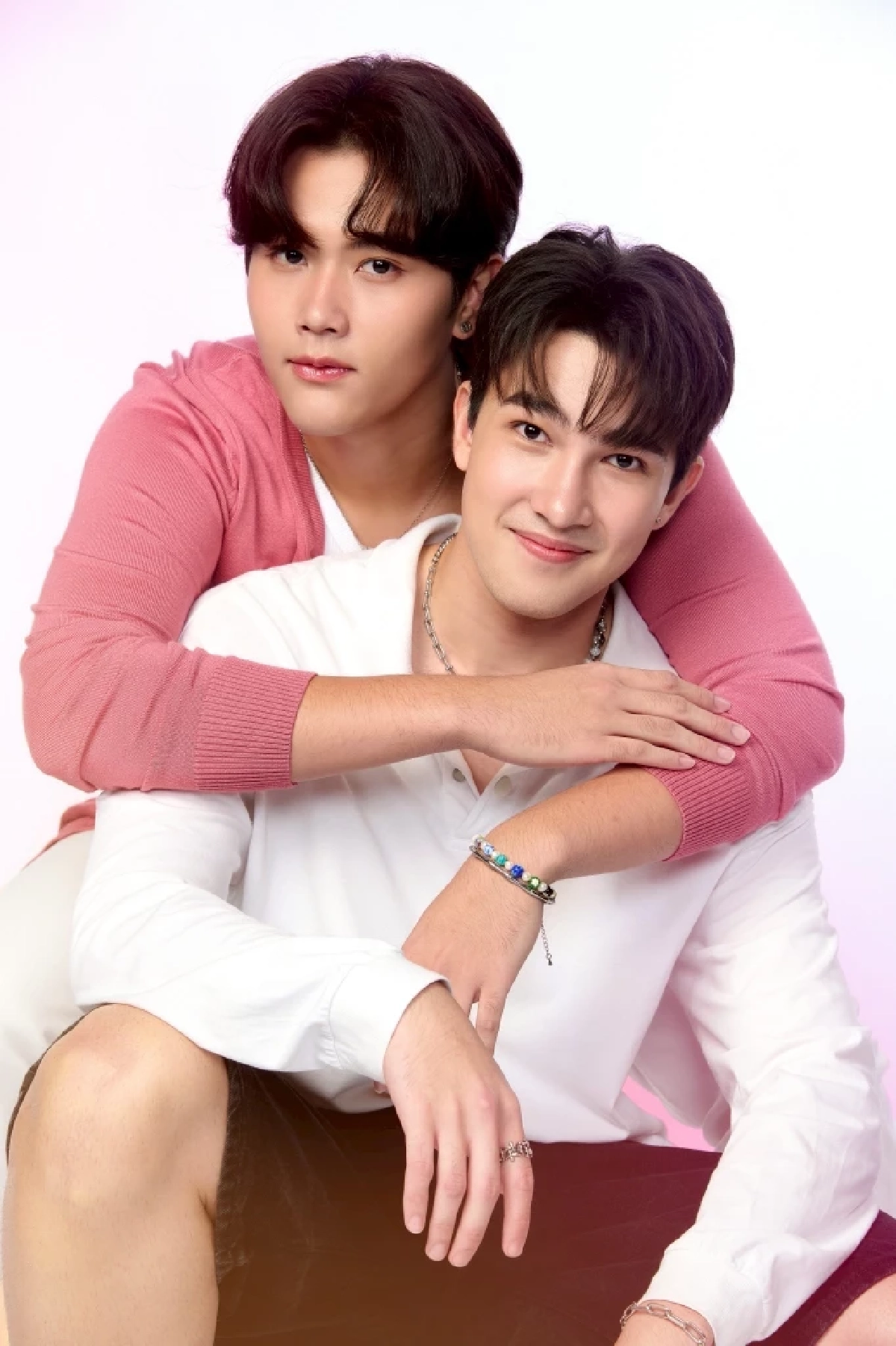 เปิดภาพฟิตติ้งซีรีส์วายเรื่องใหม่ \'Love Alert มีคำเตือนโปรดระมัดระวัง\' เจมส์ กาด แมทธิว แฟ้ม พร้อมแจ้งเตือน เคมีสุดฟิน