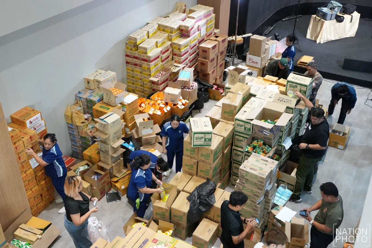 พนักงานเครือเนชั่น เร่งแพ็คถุงยังชีพนับ 1,000 ชุด ส่งต่อธารน้ำใจ สู่มือพี่น้องผู้ประสบอุทกภัยภาคใต้