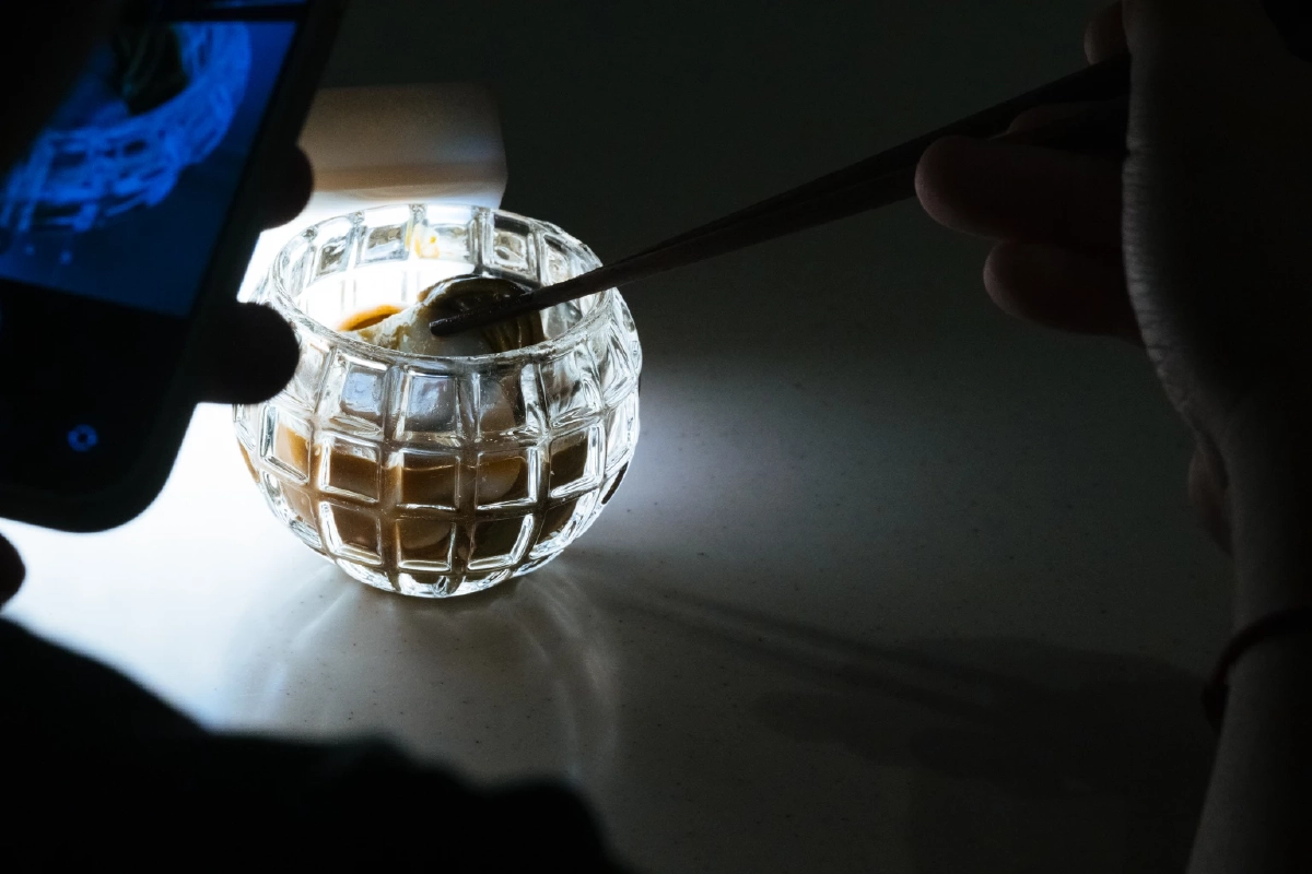 เมื่อ ‘จูยอนได’ นั่งร่วมโต๊ะกับความทรงจำ บันทึกค่ำคืนสาเกในโลกโอมาคาเสะ