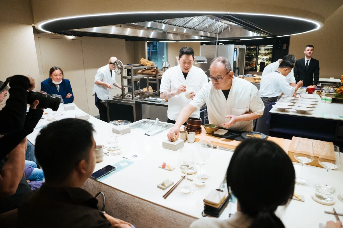 เมื่อ ‘จูยอนได’ นั่งร่วมโต๊ะกับความทรงจำ บันทึกค่ำคืนสาเกในโลกโอมาคาเสะ