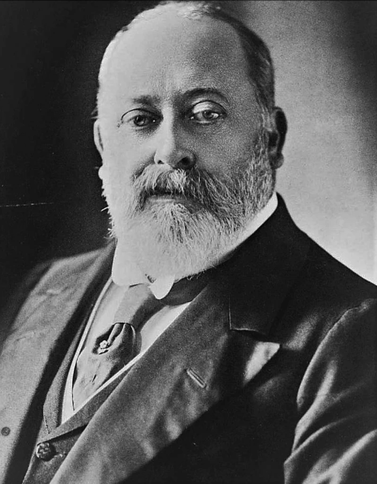 พระเจ้าเอ็ดเวิร์ดที่ 7 : เมื่อ ‘ความอ้วน' กลายเป็นกฎเหล็ก ในการใส่สูทของเหล่าสุภาพบุรุษ