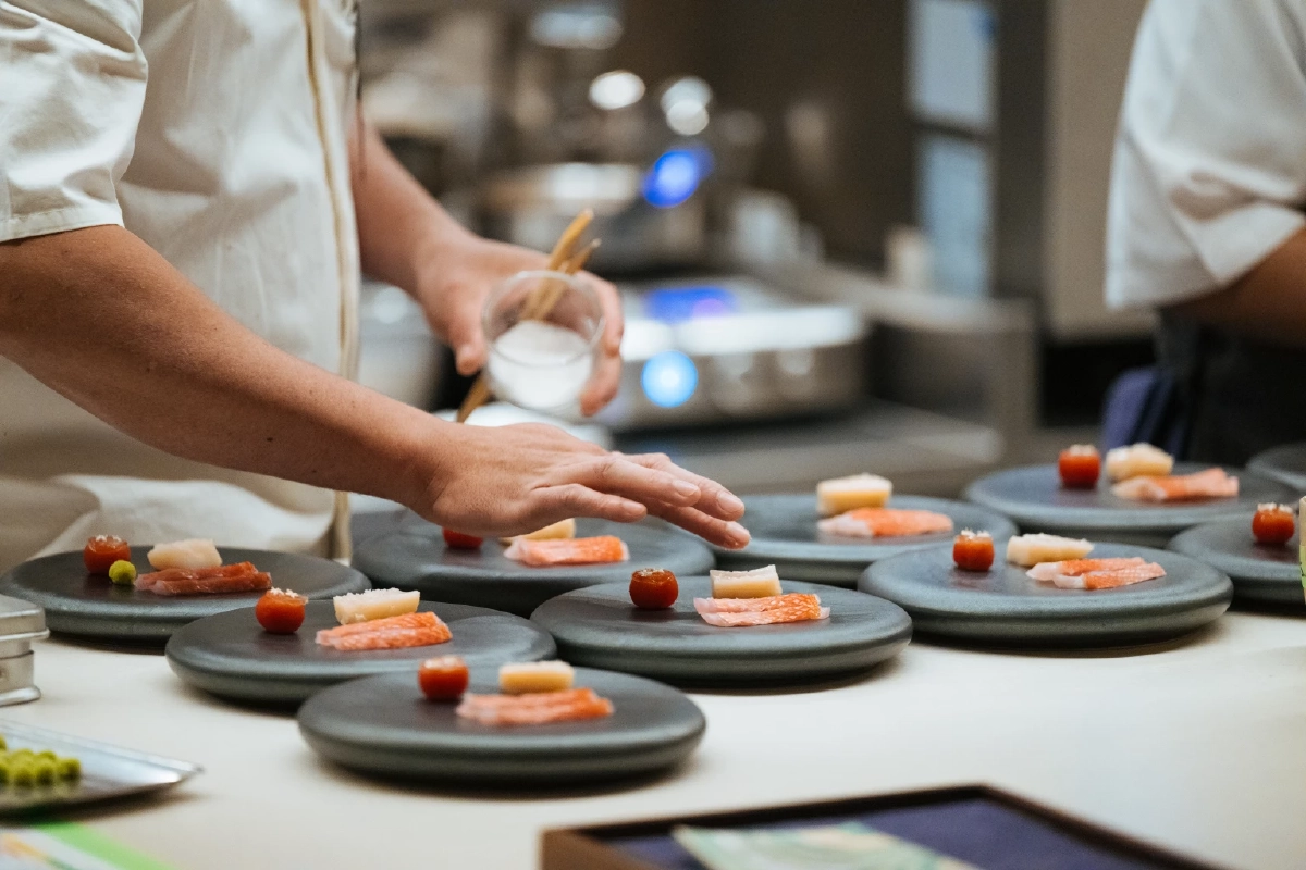 เมื่อ ‘จูยอนได’ นั่งร่วมโต๊ะกับความทรงจำ บันทึกค่ำคืนสาเกในโลกโอมาคาเสะ