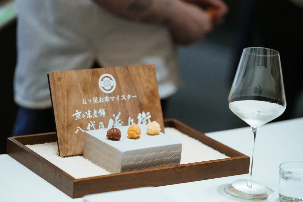 เมื่อ ‘จูยอนได’ นั่งร่วมโต๊ะกับความทรงจำ บันทึกค่ำคืนสาเกในโลกโอมาคาเสะ