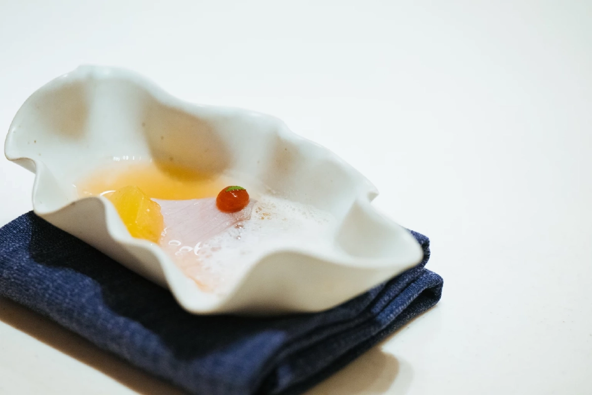 เมื่อ ‘จูยอนได’ นั่งร่วมโต๊ะกับความทรงจำ บันทึกค่ำคืนสาเกในโลกโอมาคาเสะ