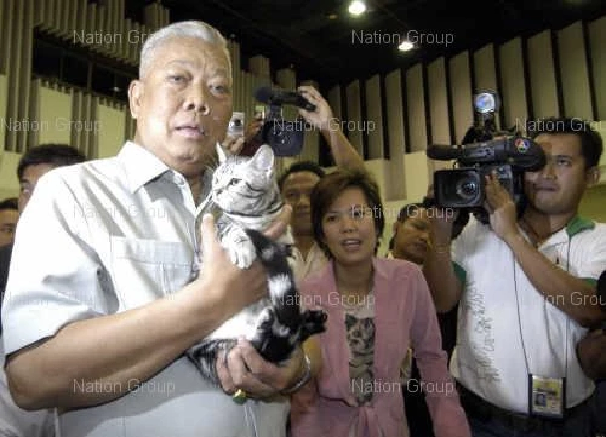 ‘สมัคร สุนทรเวช’: ‘สะพานไม้’ ที่ทอดข้ามหุบเหวแห่งความขัดแย้ง