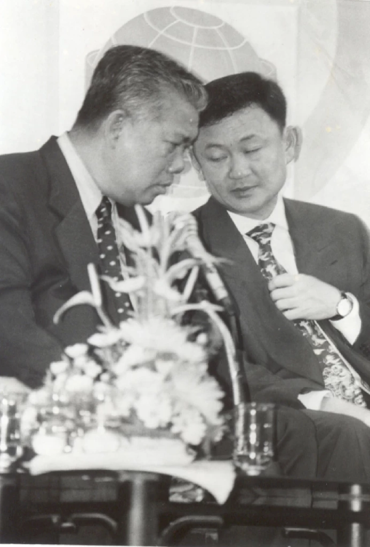 ‘สมัคร สุนทรเวช’: ‘สะพานไม้’ ที่ทอดข้ามหุบเหวแห่งความขัดแย้ง