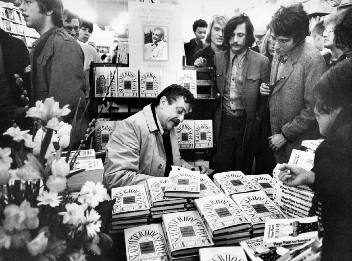 เคิร์ต วอนเนกัต : นักเขียนตลกร้ายหลุดโลก ผู้ใช้วรรณกรรมต่อกรบาดแผลสงคราม