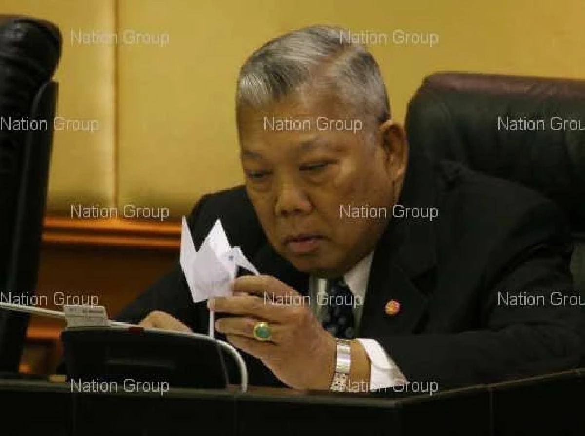 ‘สมัคร สุนทรเวช’: ‘สะพานไม้’ ที่ทอดข้ามหุบเหวแห่งความขัดแย้ง