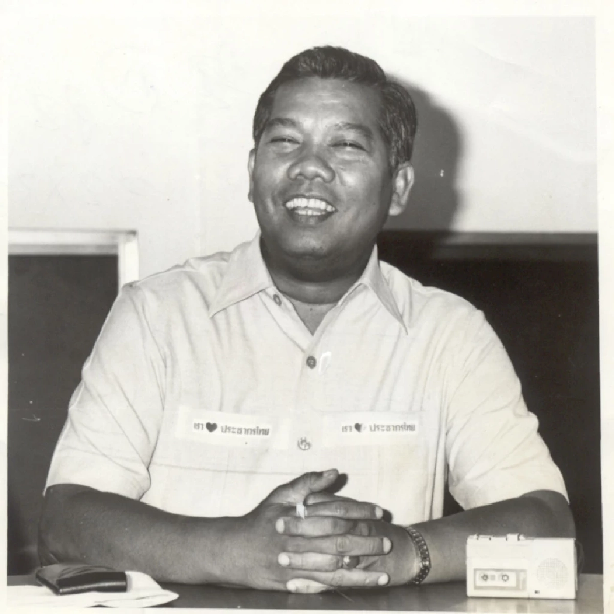 ‘สมัคร สุนทรเวช’: ‘สะพานไม้’ ที่ทอดข้ามหุบเหวแห่งความขัดแย้ง