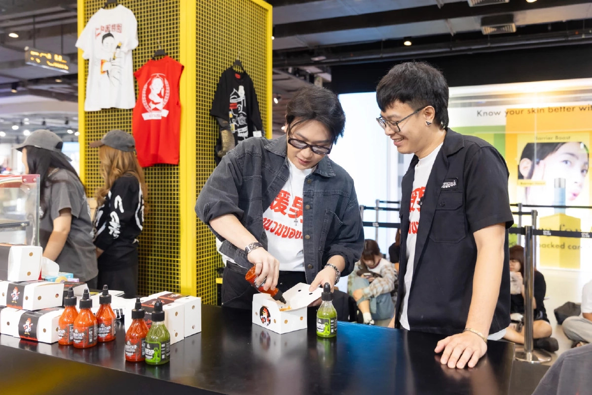 ‘เด็กสมบูรณ์’ และ ‘ลงนวมบอยส์’ จับมือผสานวัฒนธรรมอาหารไทยสู่โลกแฟชั่นในโปรเจกต์คอลแลบอเรชัน “Dek Som Boon x Long Nuam Boyz: The THAIdeaopolis Match presented by Siam Center”