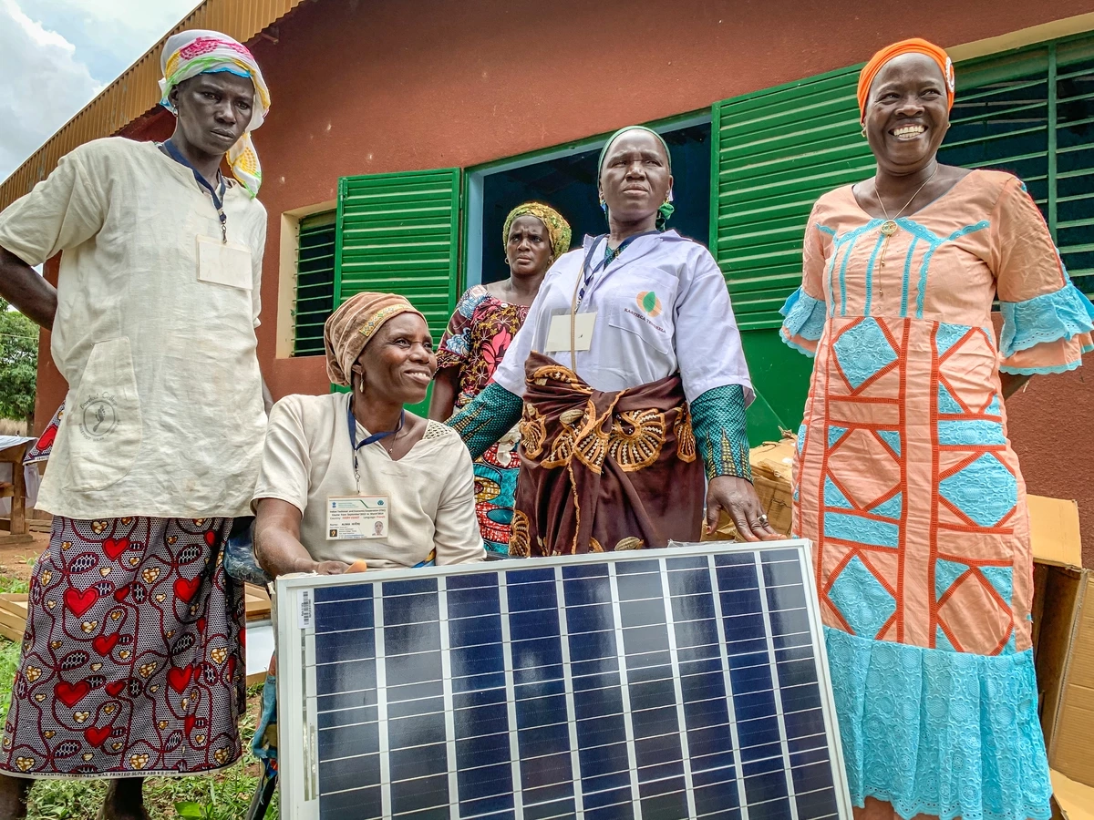 Solar Mamas: การรวมตัวของเหล่า ‘แม่’ ผู้ไม่รู้หนังสือ ช่างเทคนิคหญิงที่เข้ามาทลายอคติทางเพศด้วยแผงโซลาร์เซลล์