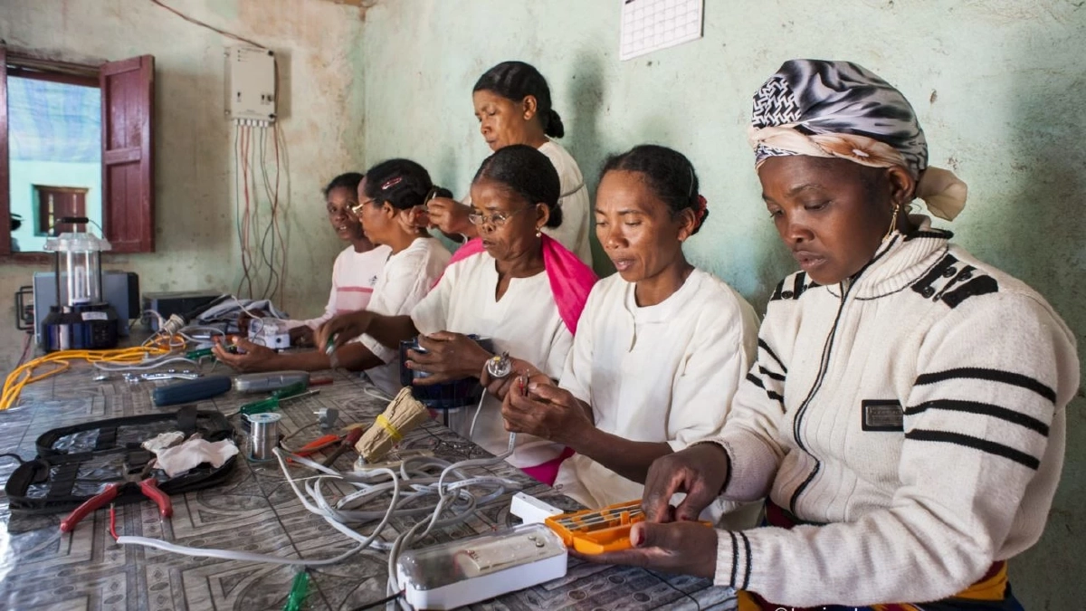 Solar Mamas: การรวมตัวของเหล่า ‘แม่’ ผู้ไม่รู้หนังสือ ช่างเทคนิคหญิงที่เข้ามาทลายอคติทางเพศด้วยแผงโซลาร์เซลล์