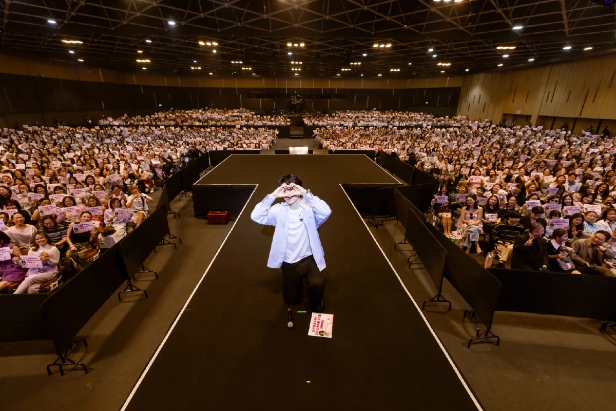 หล่อเกินต้าน! “อี ดงอุค”  เสิร์ฟความสนุก ความอบอุ่น ความโรแมนติก จนแฟนคลับไทยใจละลาย