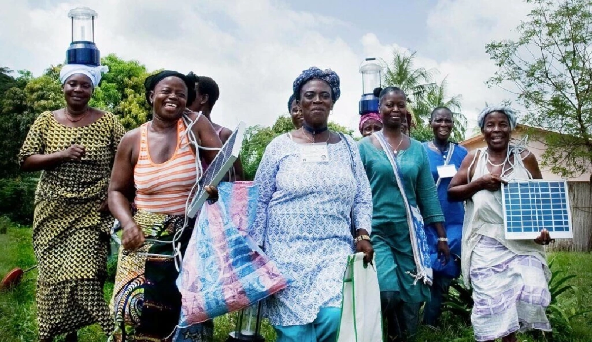 Solar Mamas: การรวมตัวของเหล่า ‘แม่’ ผู้ไม่รู้หนังสือ ช่างเทคนิคหญิงที่เข้ามาทลายอคติทางเพศด้วยแผงโซลาร์เซลล์